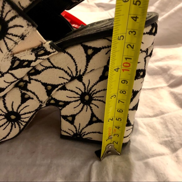 Alice + Olivia Platform Sandals - Picture 4 of 6